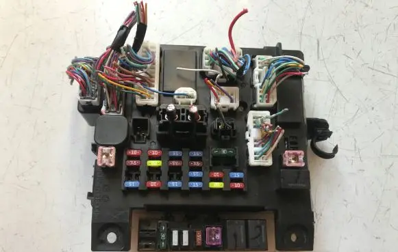 Peugeot 4008 Fuse module 8637A647