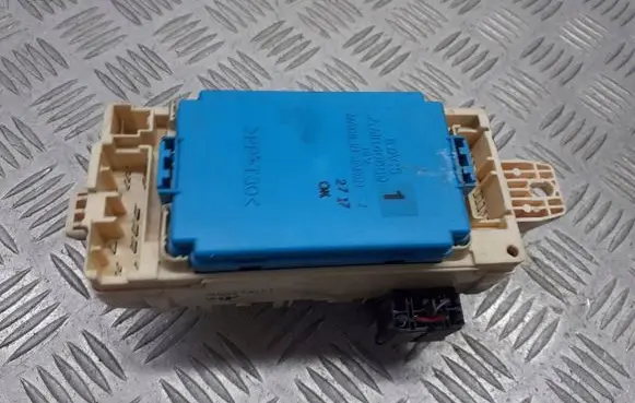 Mitsubishi Galant Fuse box cover MR40589