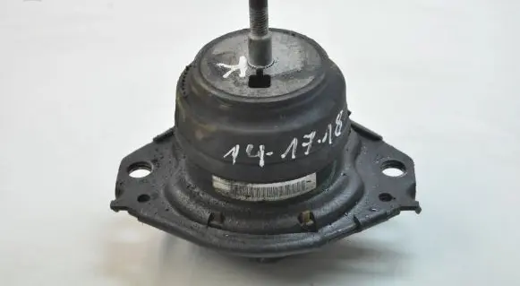 Jeep Grand Cherokee (WK) Engine mount bracket