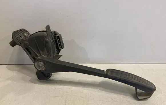 Volvo V70 Accelerator throttle pedal 30636004