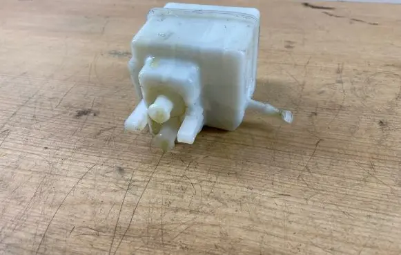 Brake fluid reservoir