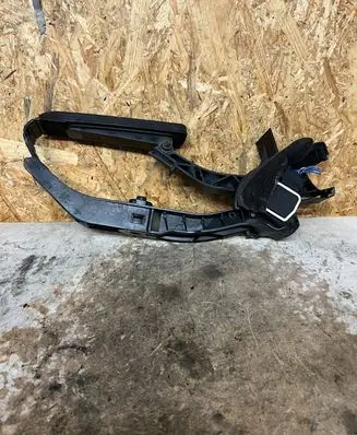 Mercedes-Benz E W211 Accelerator throttle pedal A2113000404