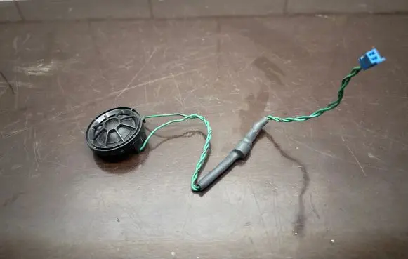 Front door high frequency speaker