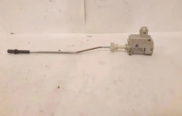 Volkswagen PASSAT B6 Central locking motor 3C0810773 D081N04636