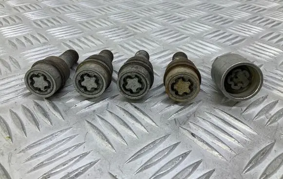 Audi Q3 8U Anti-theft wheel nuts and lock