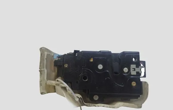 Volkswagen Golf V Front door lock 25100D6