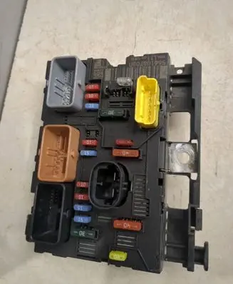 Citroen C4 I Fuse module 9661087080