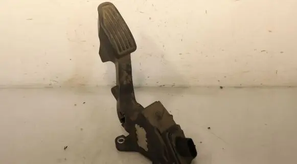 Accelerator throttle pedal