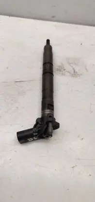 Volkswagen PASSAT B6 Fuel injector 03L130277
