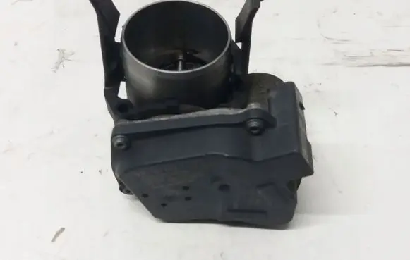 Volkswagen Tiguan Throttle valve 03C133062C