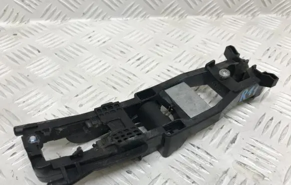Mercedes-Benz E W211 Front door exterior handle/bracket 2037600234
