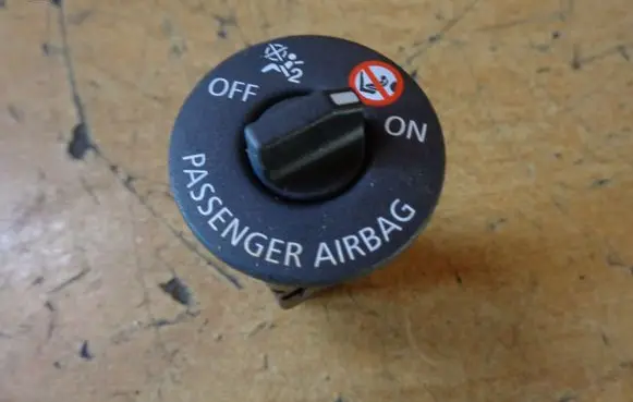 Renault Clio IV Passenger airbag on/off switch 681995290R