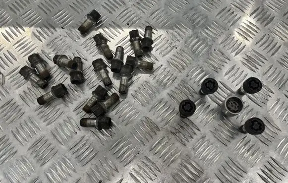 Seat Arona Anti-theft wheel nuts and lock VW21430