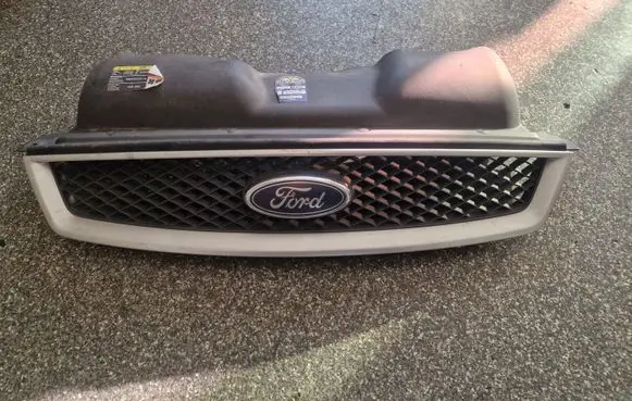 Ford Mondeo Mk III Front bumper upper radiator grill