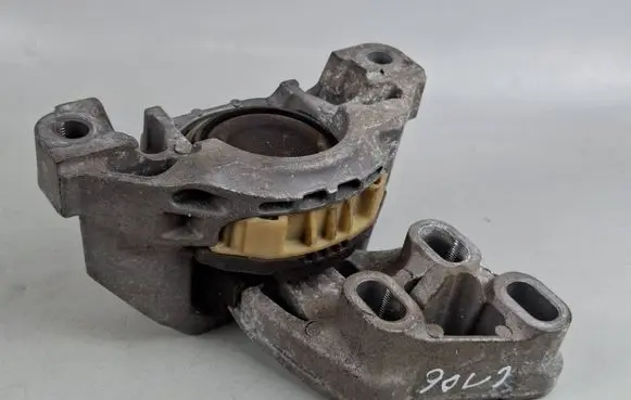 Mercedes-Benz CLA C117 X117 W117 Engine mount bracket A2462400617