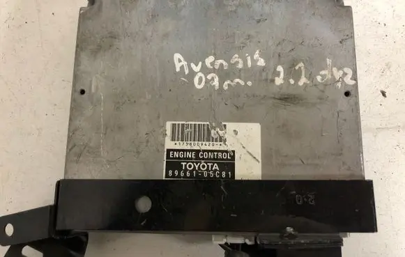 Toyota Avensis T250 Engine control unit/module 8966105C81