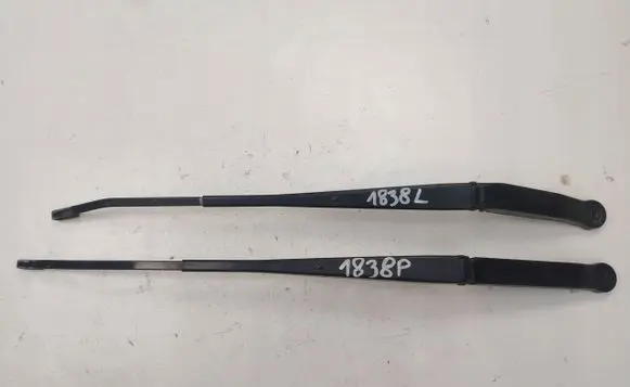 Honda CR-V Front wiper blade arm