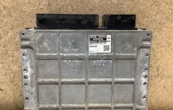Toyota Auris 150 Engine control unit/module 8966102E51 MB2753000222