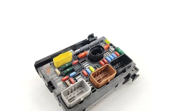 Peugeot Partner Fuse module 9807028780