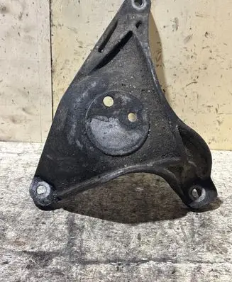 Engine mounting bracket