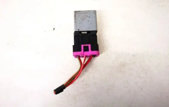 Volkswagen PASSAT B5.5 Other relay 8D0951253A v23134-52-x301