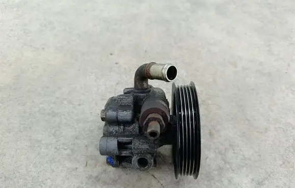 Toyota Corolla Verso E121 Power steering pump 
