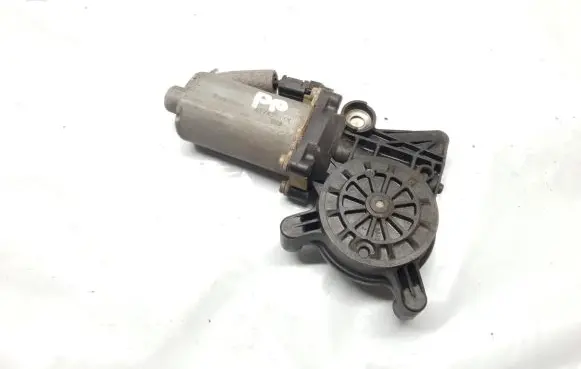Mercedes-Benz E W210 Front door window regulator motor 0130821671