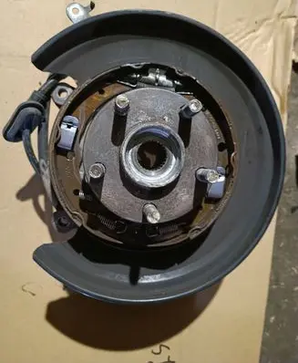 Rear wheel hub