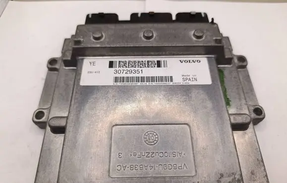 Volvo V70 Engine control unit/module ECU 30729351 ESU413