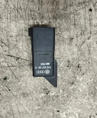 Volkswagen Golf V Glow plug pre-heat relay 0281003038