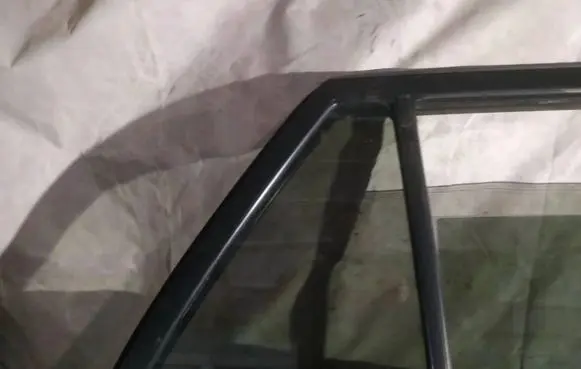 Rear vent window glass