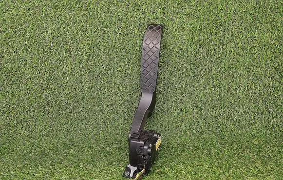 Accelerator throttle pedal