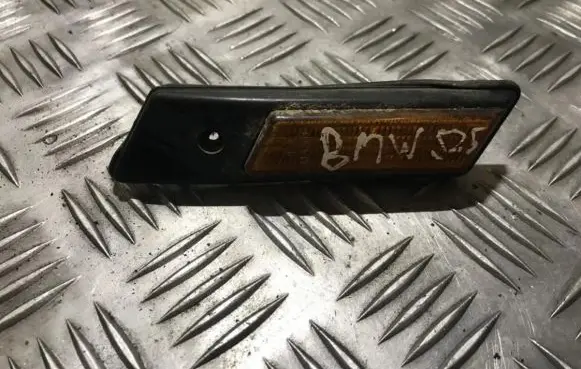 Front fender indicator light