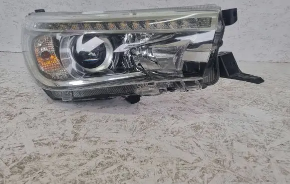 Toyota Hilux VIII Headlight/headlamp