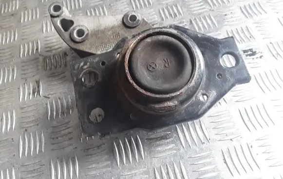 Nissan Qashqai Engine mount bracket F6036100
