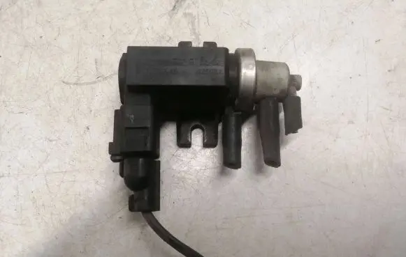 Volkswagen Golf IV Turbo solenoid valve 1J0906627B 02T081 7290345
