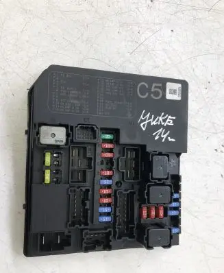 Nissan Juke I F15 Fuse module 284B71KA0D