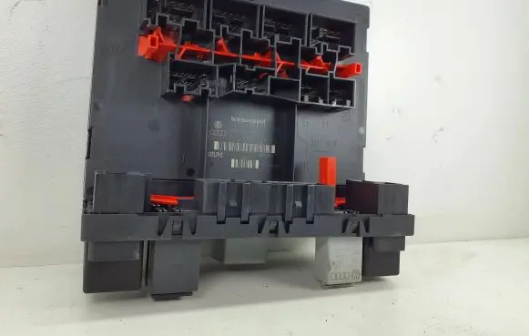 Volkswagen Touran I Fuse box set 3C0937049E H37S1002 28022870