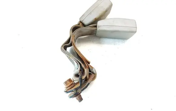 Middle seatbelt buckle (rear)