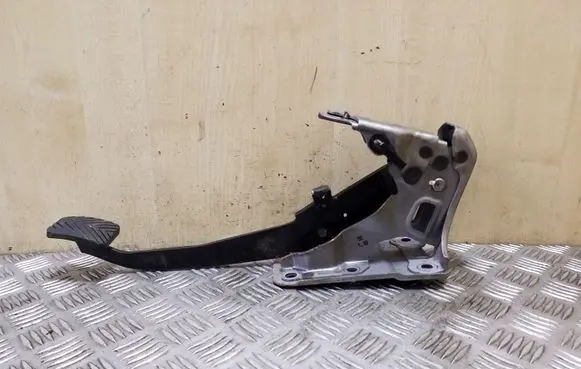 Mitsubishi Outlander Brake pedal