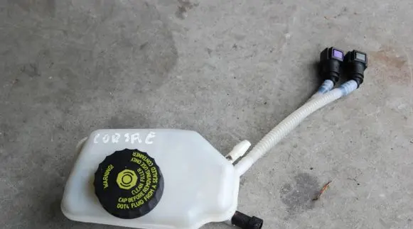 Opel Corsa E Brake fluid reservoir 