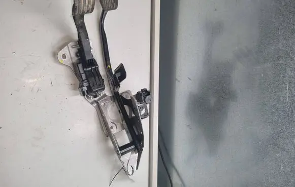 Ford C-MAX I Brake pedal 3M512467AR