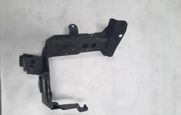 Audi Q7 4M Fender mounting bracket 4M0821137B