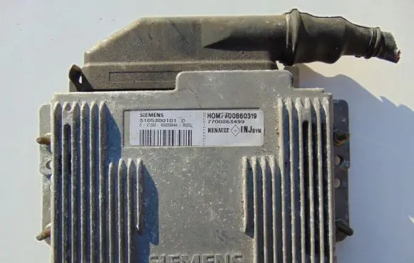 Renault Megane I Engine control unit/module S105300101D