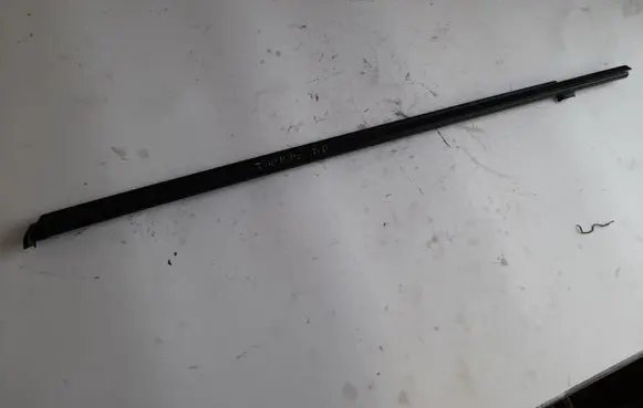 Volkswagen Touareg II Front door glass trim molding 7P0837471 7P0837472C