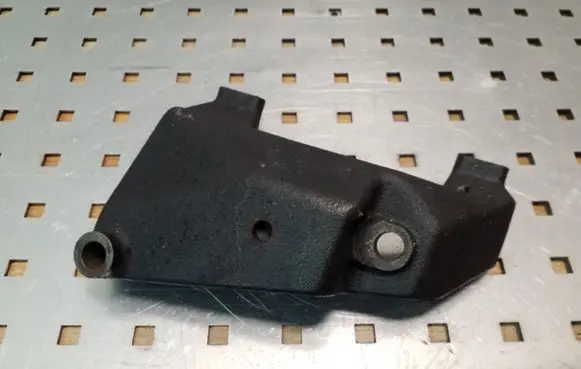 Toyota RAV 4 (XA20) Engine mounting bracket