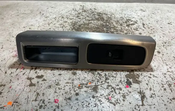 Volvo V50 Electric window control switch 8679669 ESW464