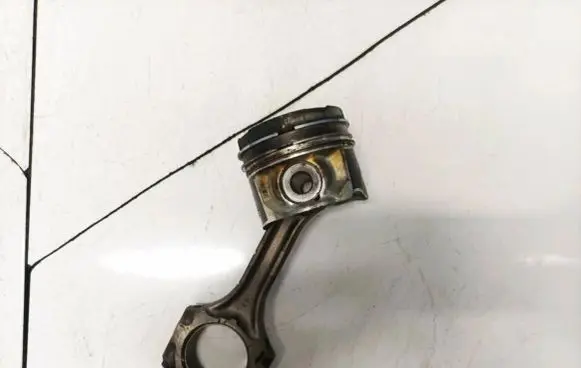 Toyota Avensis T270 Piston with connecting rod