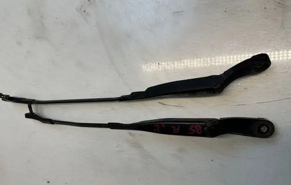 Volkswagen PASSAT B5 Front wiper blade arm 23131