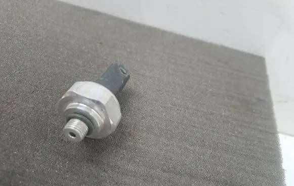 Mercedes-Benz C W205 Air conditioning (A/C) pressure sensor 2110000283 000283